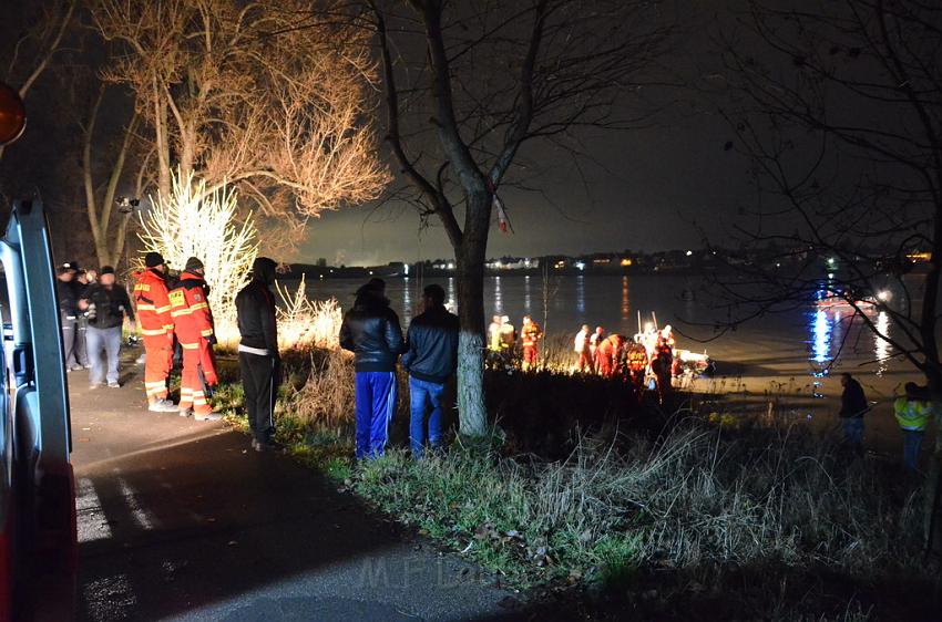 Einsatz BF Koeln PKW im Rhein Mondorf Hersel P098.JPG